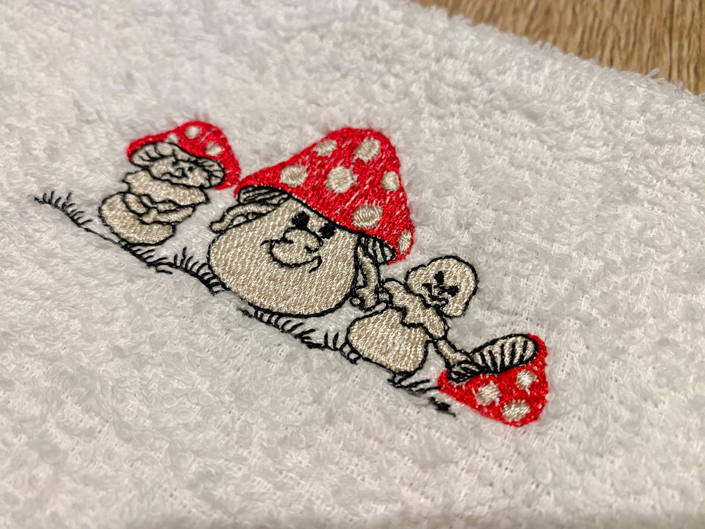 T-shirt met paddenstoelen