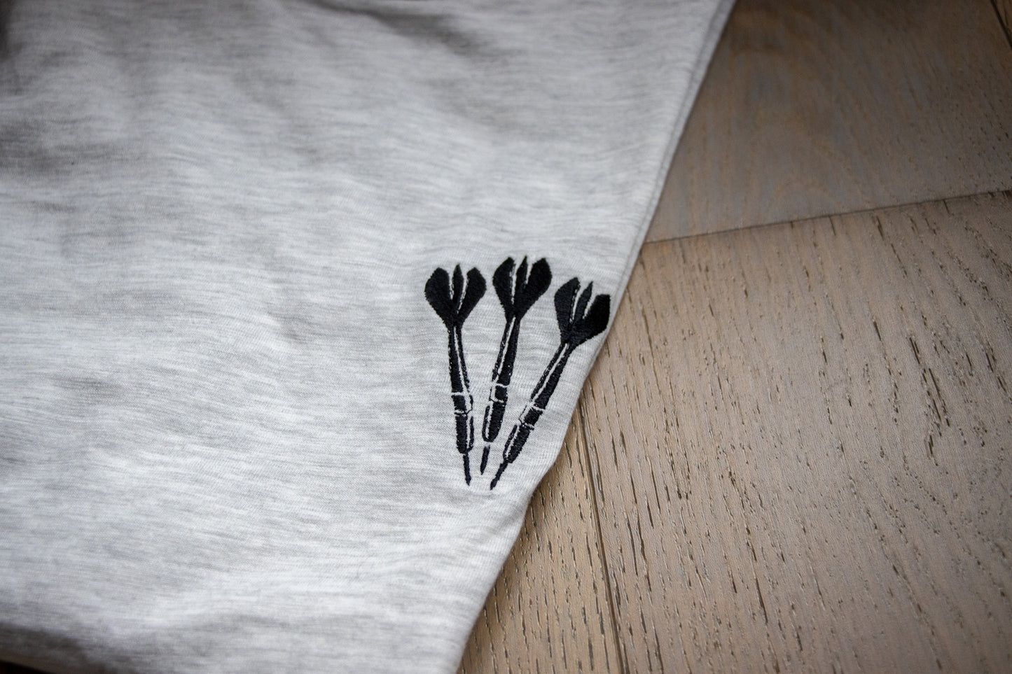 T-shirt met dartspijlen