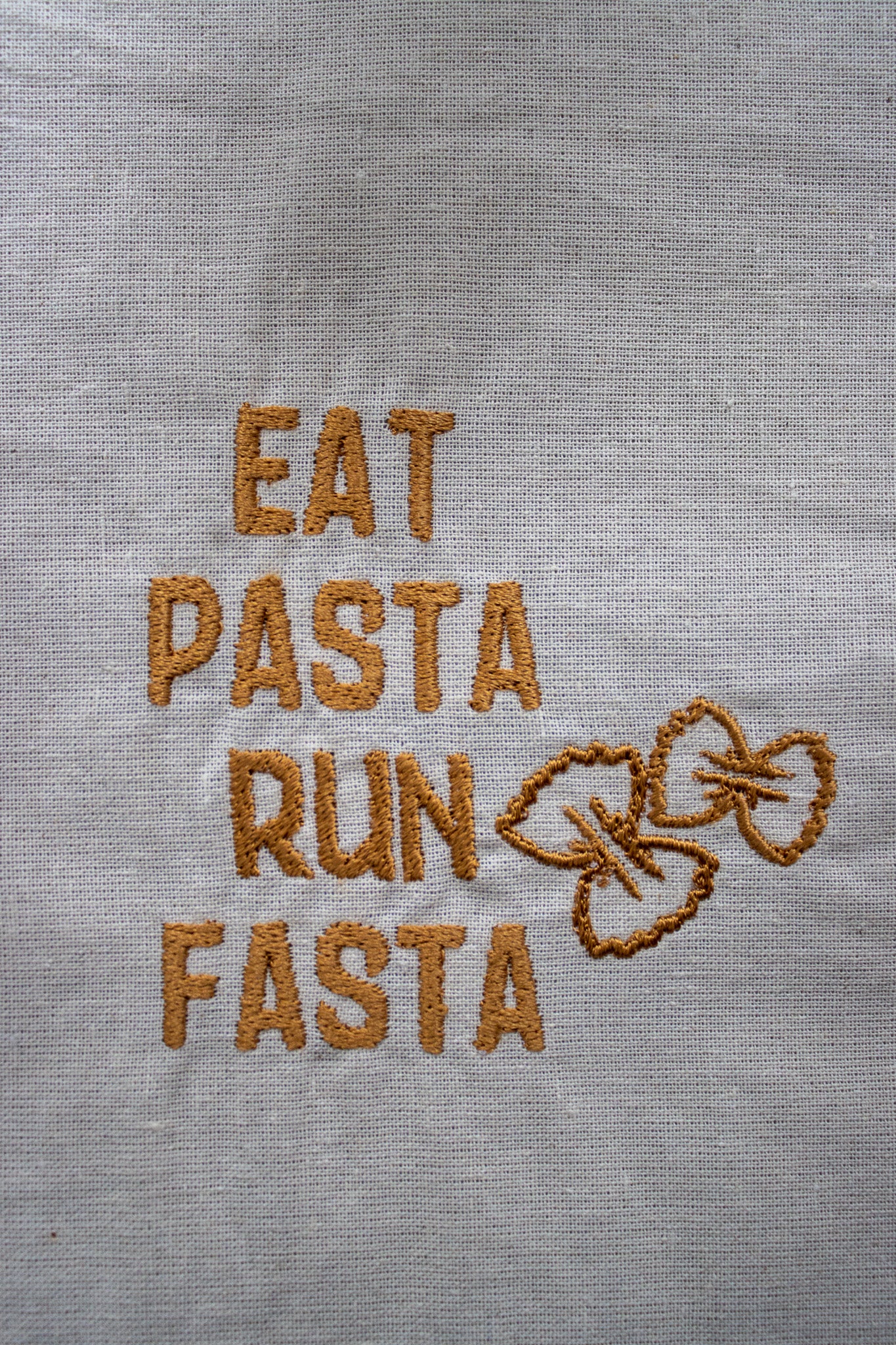 T-shirt met 'eat pasta run fasta'